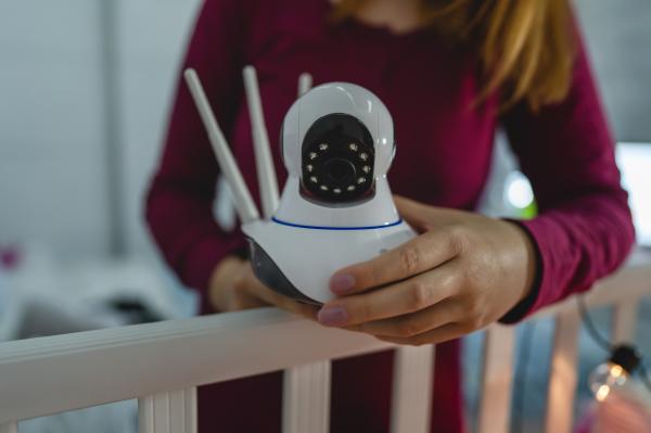 Metodele prin care părinții pot să-și supravegheze copiii de la distanță. În caz de pericol primesc alarmă pe telefon