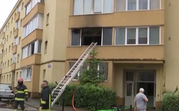 Incendiu puternic într-un bloc din Braşov. Oamenii au fugit cât i-au ţinut picioarele de teama vâlvătăii: "Dormeam. M-am speriat. Ieşea un fum gros negru"