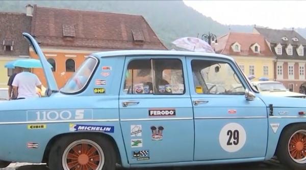 Dacia Sport sau Dacia 1100, printre vedetele paradei de maşini de colecţie din Brașov. Zeci de pasionați și-au prezentat "bijuteriile" pe patru roţi