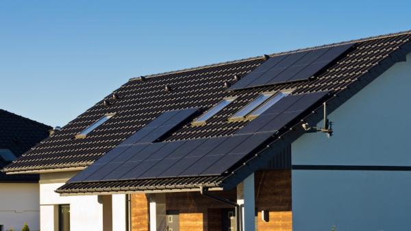 Casa Verde Fotovoltaice 2023. Românii se bat pe banii pentru panouri fotovoltaice: bugetul alocat Olteniei, epuizat în mai puţin de două minute