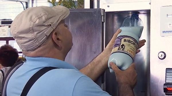 Cât costă laptele la noile dozatoare care au apărut în ţară. Comercianţii se laudă cu vânzările pe care le fac