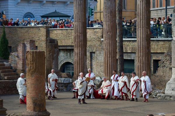 Piaţa Torre Argentina din Roma, unde a murit Iulius Cezar, a fost deschisă publicului. Povestea asasinatului de acum peste 2.000 de ani