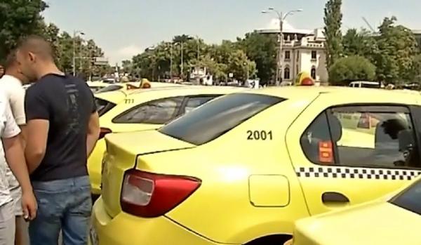 Sute de taximetrişti au protestat în marile orașe din țară. Şoferii spun că firmele de ridesharing le ''fură'' clienţii şi le înjumătăţesc veniturile