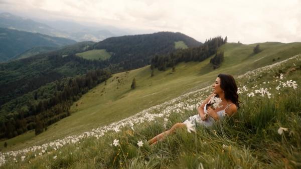 Cântăreaţa Anuţa Motofelea se apără, după ce a filmat în zonă protejată: M-am descălţat. Sper să nu ajung la puşcărie
