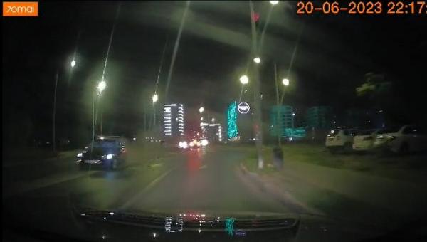Șofer filmat cum zboară cu Passat-ul peste un giratoriu din Mamaia. Bucăți din mașină s-au împrăștiat pe șosea
