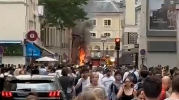 Explozie în centrul Parisului, urmată de un incendiu care a distrus mai multe clădiri. Autoritățile anunță cel puțin 29 de răniți