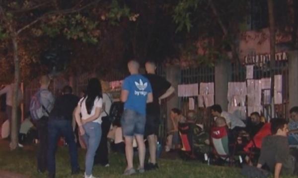 Cozi pentru înscrieri, la grădinițele din București. Sute de părinți și-au petrecut noaptea sub cerul liber, ca să prindă un loc pentru copiii la programele de vară