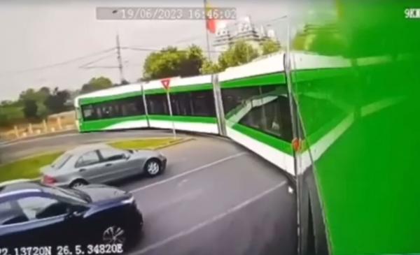 Momentul în care un tramvai Imperio deraiază, pe Șoseaua Giurgiului din București. Iese de pe șină și loveşte un altul care circula pe sens opus