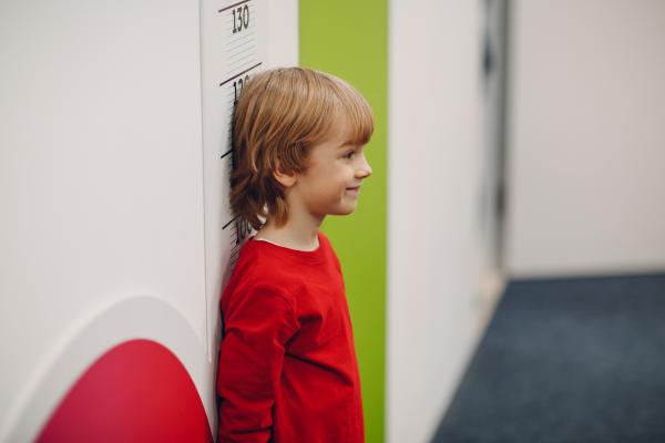 Copiii din Marea Britanie sunt din ce în ce mai scunzi. Ce arată schimbarea mediei de înălţime, potrivit experţilor