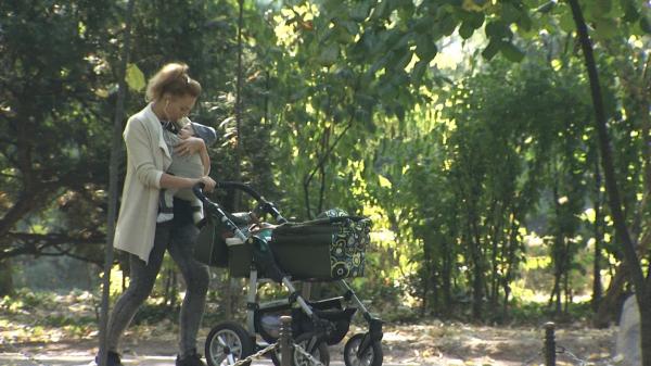 Părinţii primesc concediu şi bani pentru îngrijirea copilului bolnav. Care sunt condiţiile în care Guvernul acordă indemnizaţia