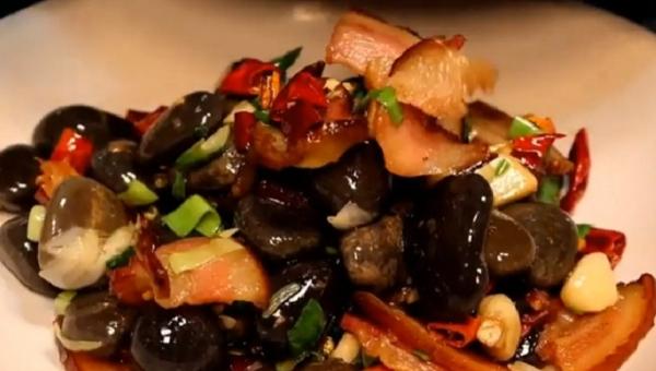 Noua ''delicatesă'' în China: O porţie de pietre prăjite. Cât costă şi cum se mănâncă