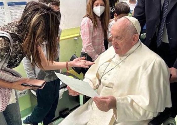 Papa Francisc spune că încă nu poate respira foarte bine, după operaţie. Şi-a anulat un discurs la Vatican