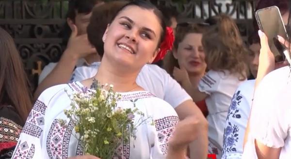 Paradă de Ziua iei româneşti, pe străzile din Galați. Horă demnă de Cartea Recordurilor, în piaţa Alexandru Ioan Cuza