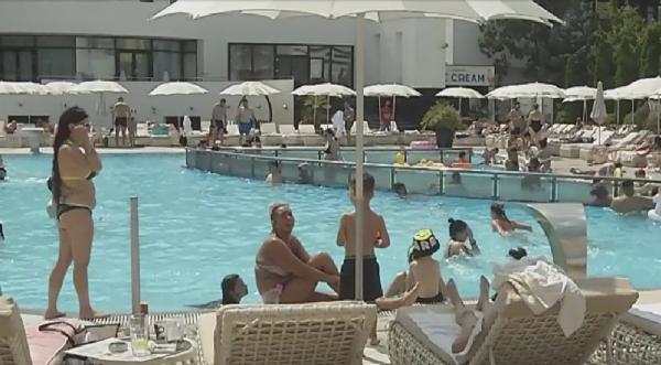 Piscina, refugiul bucureștenilor care nu au ajuns la mare în prima zi de caniculă. Cât costă distracția la piscină?