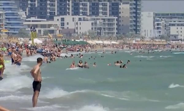 Cel mai aglomerat weekend pe litoral: peste 100.000 de turişti au venit la mare. Cât costă o noapte de cazare în Mamaia
