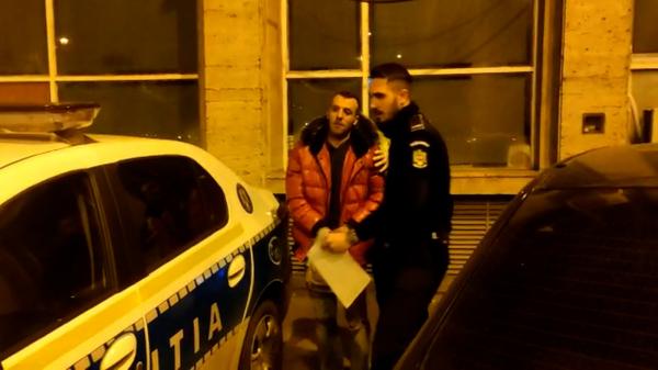 Tânărul care şi-a înscenat răpirea pentru a obţine bani de la mama lui, condamnat. I-a trimis un filmuleţ cu el legat