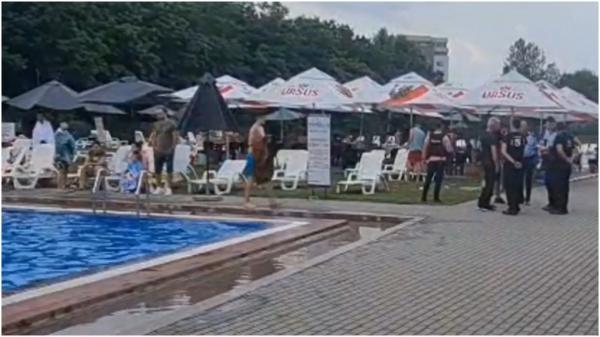 Scandal monstru la un ștrand din Pitești. Un bărbat și-a făcut dreptate cu pumnul, după ce un adolescent i-a lovit din greșeală copilul cu o minge