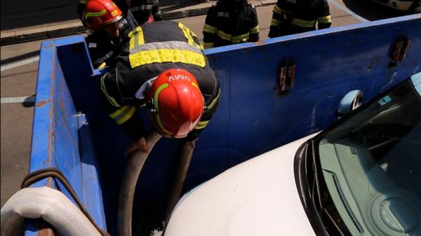 Cum se stinge o maşină electrică. Pompierii au un container special, în care o ţin chiar şi 24 de ore