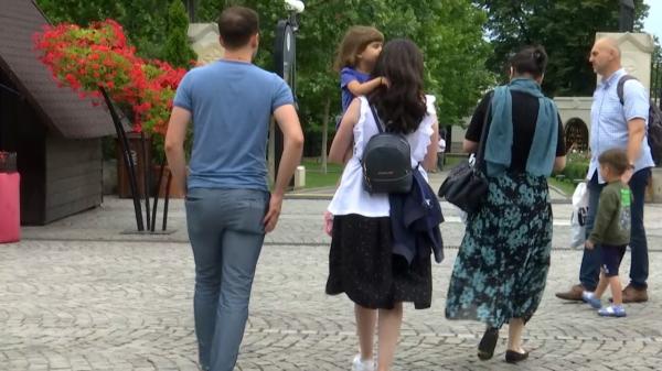 Părinții vor putea lucra de acasă 4 zile pe lună: noua lege vine cu avantaje și pentru copii. Psiholog: "Este un mare pas înainte"