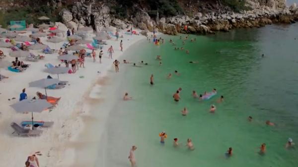 O familie de români a fost jefuită în Grecia. Hoţii le-au furat 1.000 de euro din seiful camerei de hotel din Thassos