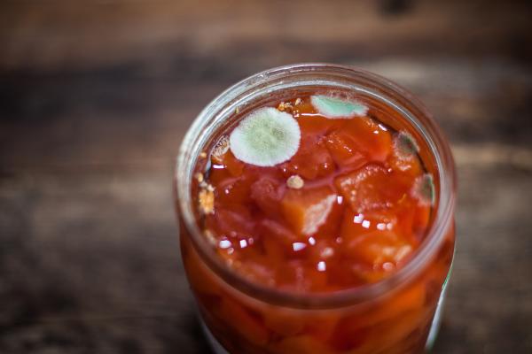 Cu ce simptome debutează botulismul, boala care poate ucide în câteva zile. Medicii atrag atenția asupra conservelor