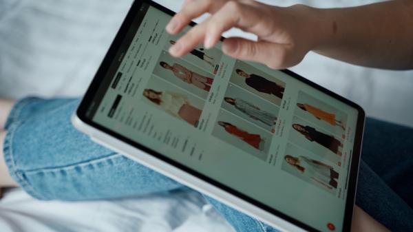 Aruncăm hainele după şapte purtări. Industria textilă, unul dintre cei mai mari poluatori ai planetei. Cum putem reduce risipa