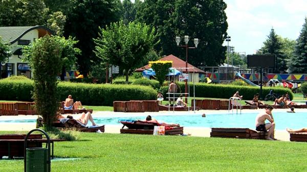 Străinii au voie să facă topless prin lege, la Târgu Mureş se dă amendă. Ce sancţiuni au stabilit consilierii locali