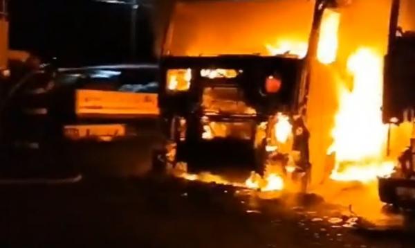 Două camioane, distruse de flăcări într-o parcare din Gorj. Unul dintre TIR-uri era încărcat cu şapte tone de fier