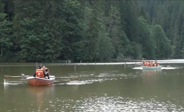 Peisaj de poveste în Ţinutul Secuiesc. Lacul Roşu oferă o privelişte care îţi taie respiraţia