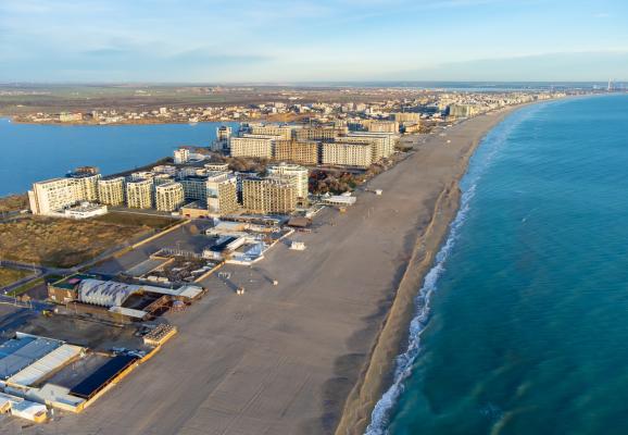 Cazare la mare: hotel sau apartament? Staţiunea din România unde preţul unei camere la 4 stele poate fi mai avantajos. Când sar din nou tarifele pe litoral