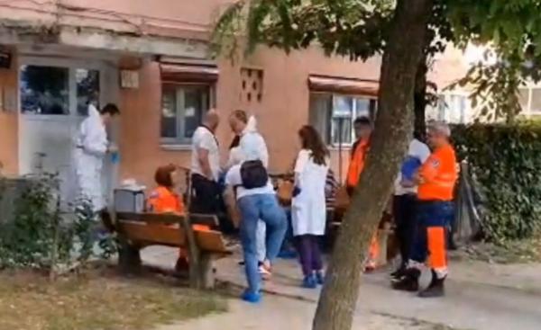 Femeie găsită moartă în casă, înjunghiată, într-un bloc din Satu Mare. Descoperirea macabră, făcută de un muncitor care venise să îi renoveze apartamentul
