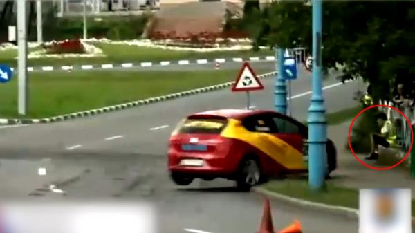 Incident grav la un raliu, în Drobeta-Turnu Severin: un tânăr de 17 ani, prins între maşina de curse şi gard. Organizatorii dau vina pe adolescent