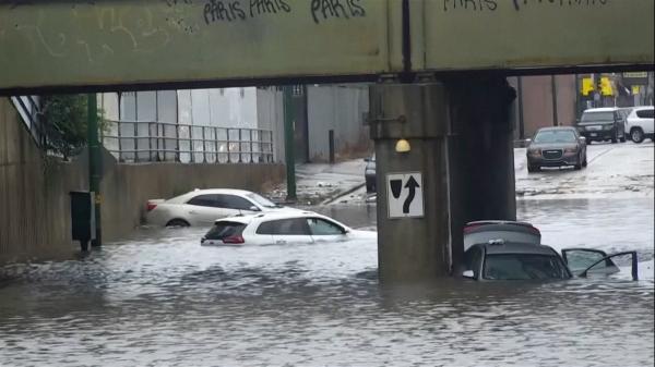 Prăpăd pe şoselele din Chicago, după o furtună de coşmar. Mai multe vehicule au rămas blocate pe străzile transformate în adevărate râuri