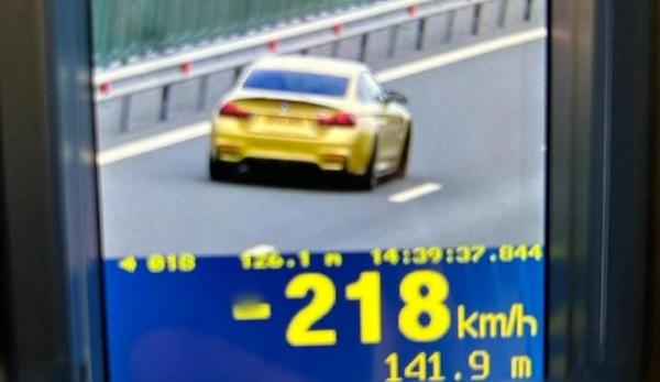 Un tânăr şofer, care mergea cu 218 km/h pe A1, a trecut ca vântul pe lângă radar. Ce ''cadou'' i-au făcut poliţiştii