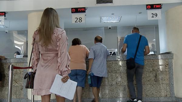 CAMERA ASCUNSĂ. În prima zi când dosarul cu şină ar trebui să fie istorie, funcţionarii au rămas tot la vorba clasică: "Da, trebuie copie"