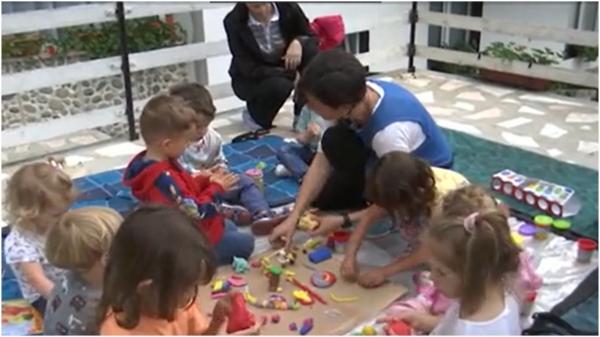 Taberele de familie, un nou trend printre români. Cum învaţă părinţii se se apropie de cei mici şi să comunice cu propriii copii