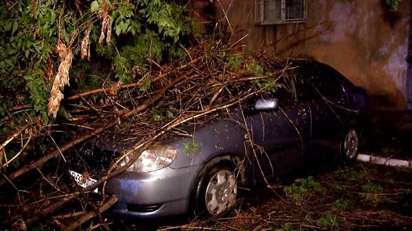 România, măturată de furtuni: Capitala a devenit "Mica Veneţie", în alte oraşe a plouat cât pentru o săptămână. Până când ţin noile avertizări de vreme severă