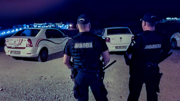 Jandarmi din Constanţa, prinşi în timpul serviciului lucrând la o terasă de pe plajă. Localul aparţinea şefului lor