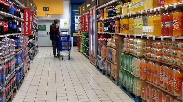 Ţigările, alcoolul şi sucurile cu zahăr s-ar putea scumpi de la 1 septembrie. Serviciile pentru care TVA-ul ar putea fi majorat cu 10 procente