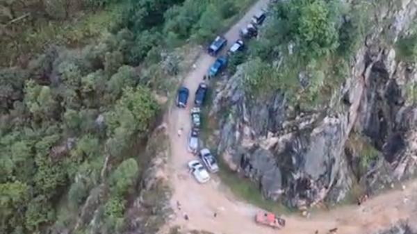 200 de turiști germani, care făceau turul Europei, au rămas blocați pe un drum forestier de la noi. N-au mai putut înainta din cauza pietrelor prăvălite pe șosea