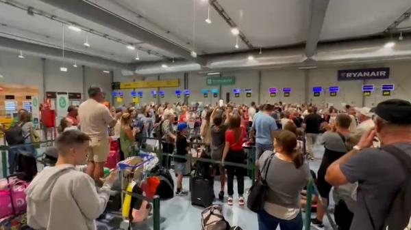Zborul WizzAir Lisabona - Bucureşti, anulat: 200 de români sunt blocaţi în Portugalia. Soluţia oferită de compania aeriană după 20 de ore