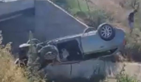 Două tinere s-au răsturnat cu maşina şi au căzut de pe pod din cauza unui şofer octogenar, în Galaţi. Greşeala făcută de bărbat