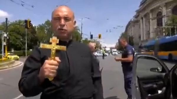 Zelenski, afurisit de un preot bulgar în timp ce mergea spre guvernul din Sofia pentru a cere armament: "Eşti condamnat veşnic"