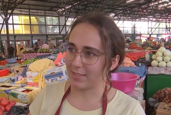 Povestea Dianei, olimpica la biologie admisă la Facultatea de Medicină care vinde roşii în piaţă: "Nu sunt o ţărancă, vreau să ajung om mare"