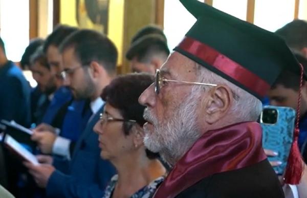 Profesorul Dan Voiculescu a depus jurământul de teolog chiar de Ziua Mondială a Iertării. ''Aşa s-a întâmplat. Sau aşa a fost scris să se întâmple.''