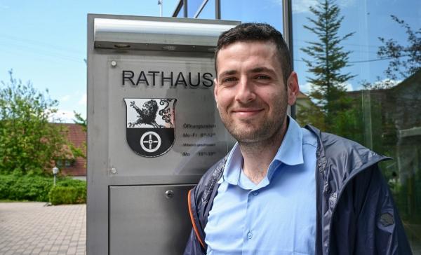 Povestea incredibilă a lui Ryyan, primul refugiat sirian care ajunge primarul unei localităţi din Germania. A depus oficial jurământul