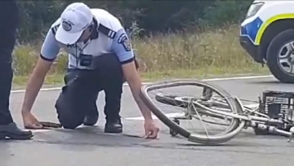 Un biciclist de 55 de ani din Caraş-Severin, în comă după ce a fost lovit de un şofer de 73 de ani. Victima, transportată la spital cu elicopterul