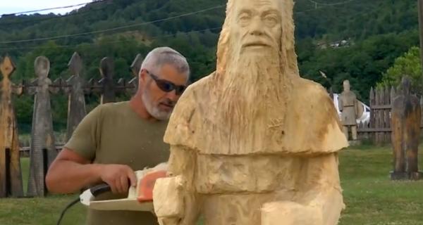 Artă cu drujba şi dalta. De cât timp are nevoie un sculptor pentru a realiza o statuie în mărime naturală