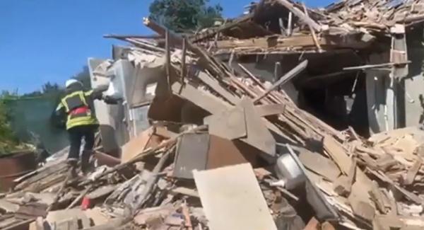 Explozie puternică la o casă din Cluj. În urma deflagraţiei, a mai rămas doar un morman de moloz. Două persoane au reuşit să iasă de sub dărâmături