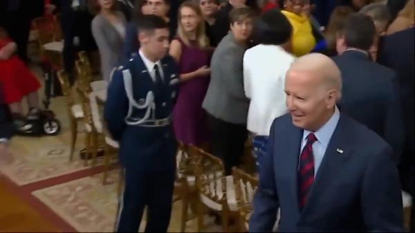 SUA şi NATO recunosc că Ucraina a rămas fără muniţie, de asta trimit obuze cu dispersie. Un general avertizează: Nu este eficientă în curățarea tranşeelor